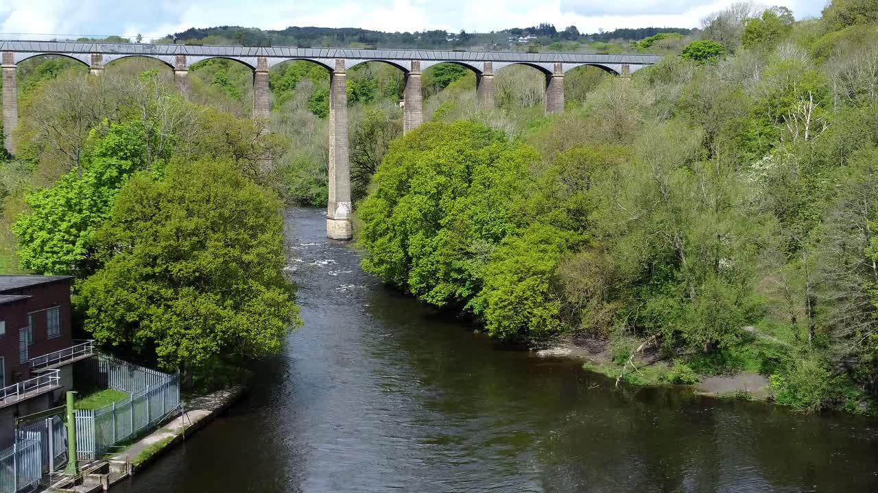 조감도 pontcysyllte 수로 및 강 디 운하 좁은 보트 신부 처크 웨일스 계곡 시골에서 천천히 밀어