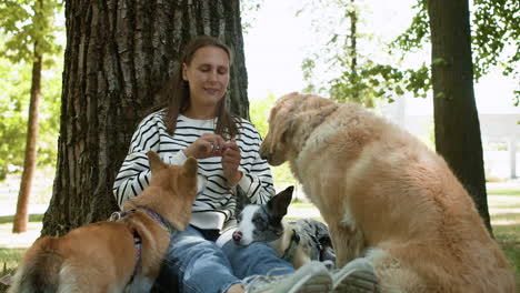 Mujer-Con-Sus-Mascotas-Al-Aire-Libre