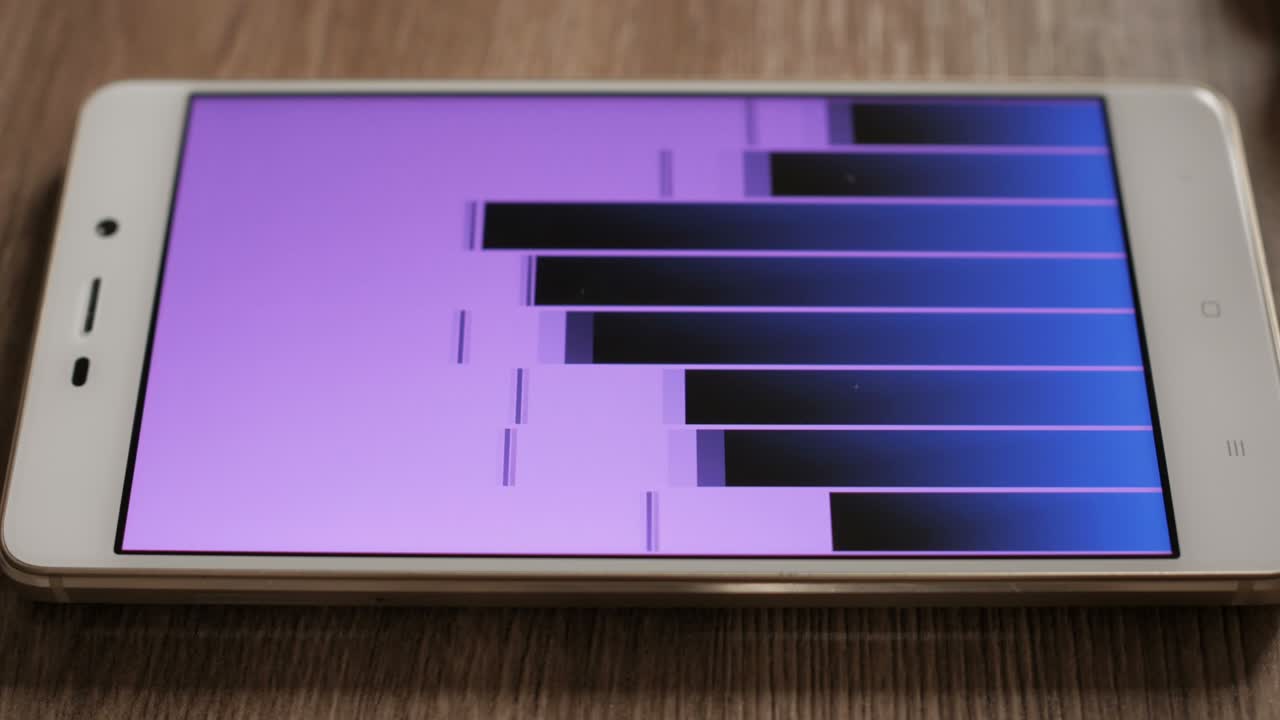 el hombre escucha música a través de internet. escuchar música en el teléfono inteligente. pantalla púrpura. tecla de croma. empujando start stop de la aplicación de música. ecualizador gráfico.