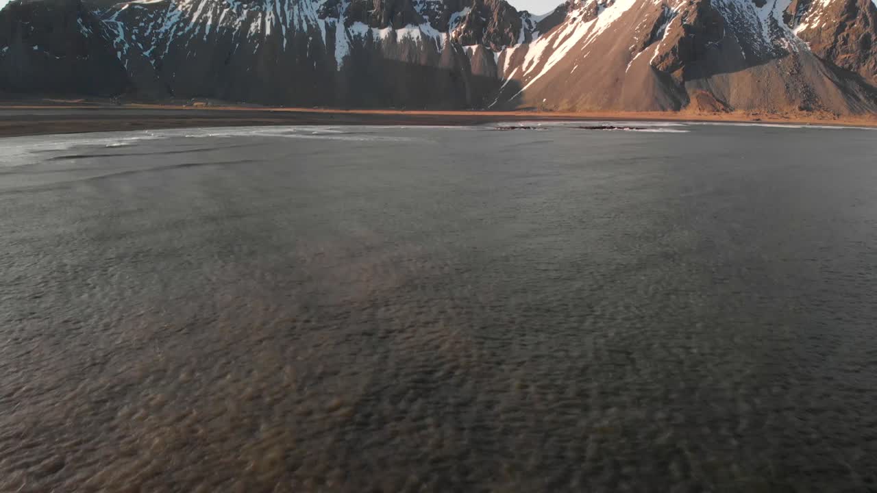 dronbillede af vestrahorn-bjergene i stokksnes, island