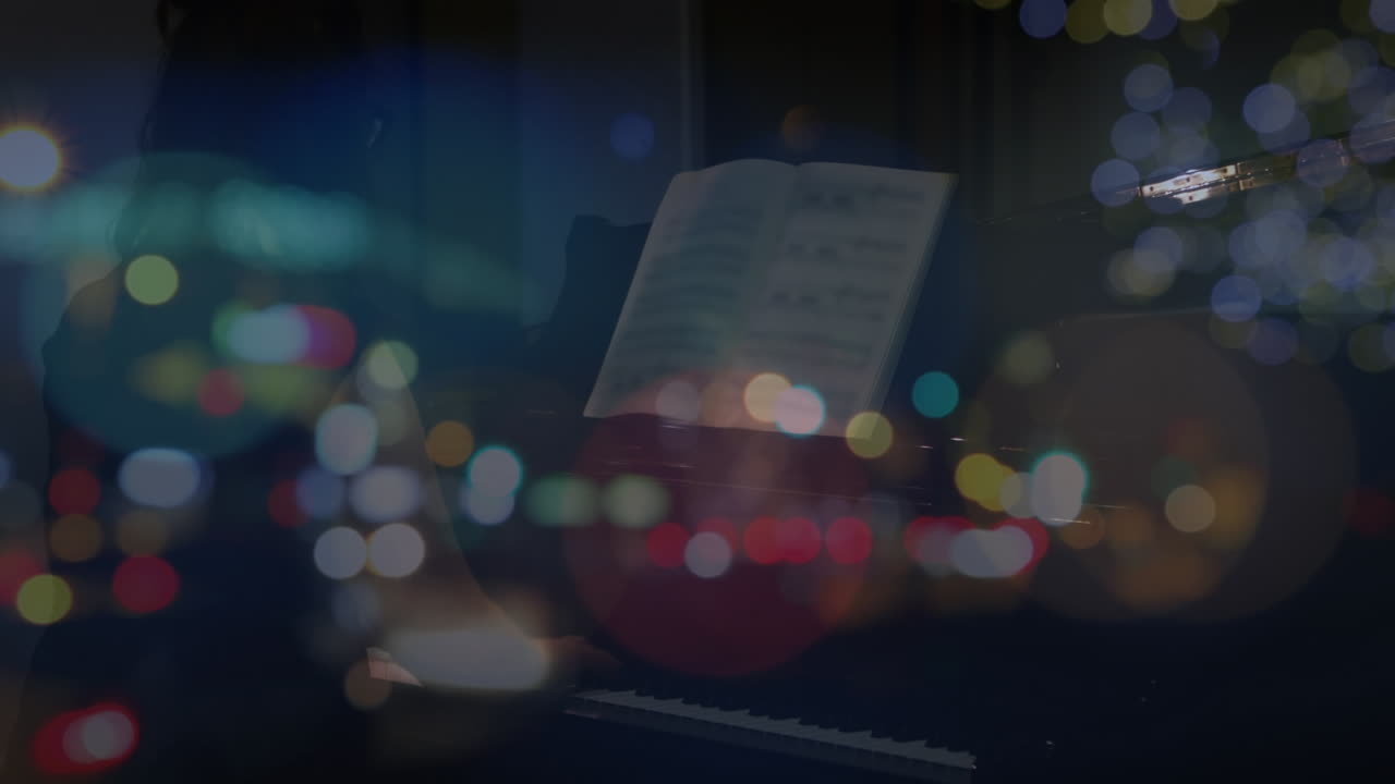 Animasjon av vei om natten over kaukasisk kvinne som spiller piano