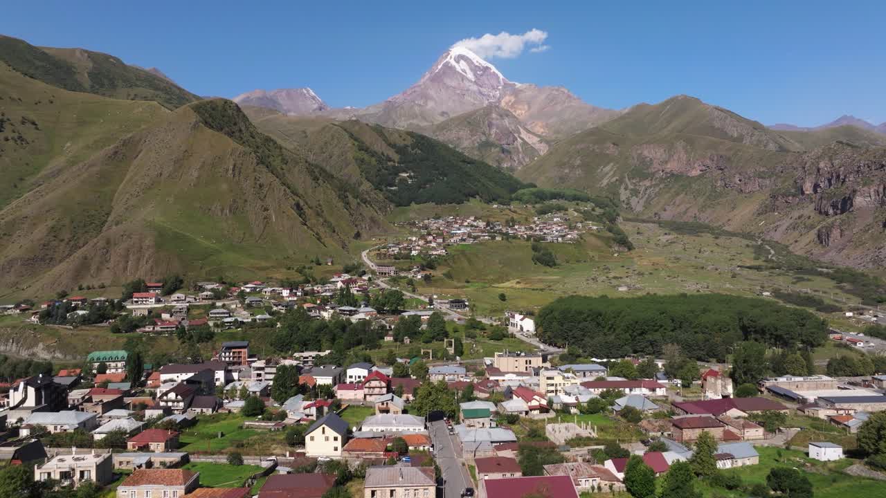 cinematográfico estableciendo el avión no tripulado filmado sobre stepantsminda, georgia