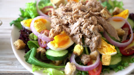 Tuna-with-vegetable-salad-and-eggs