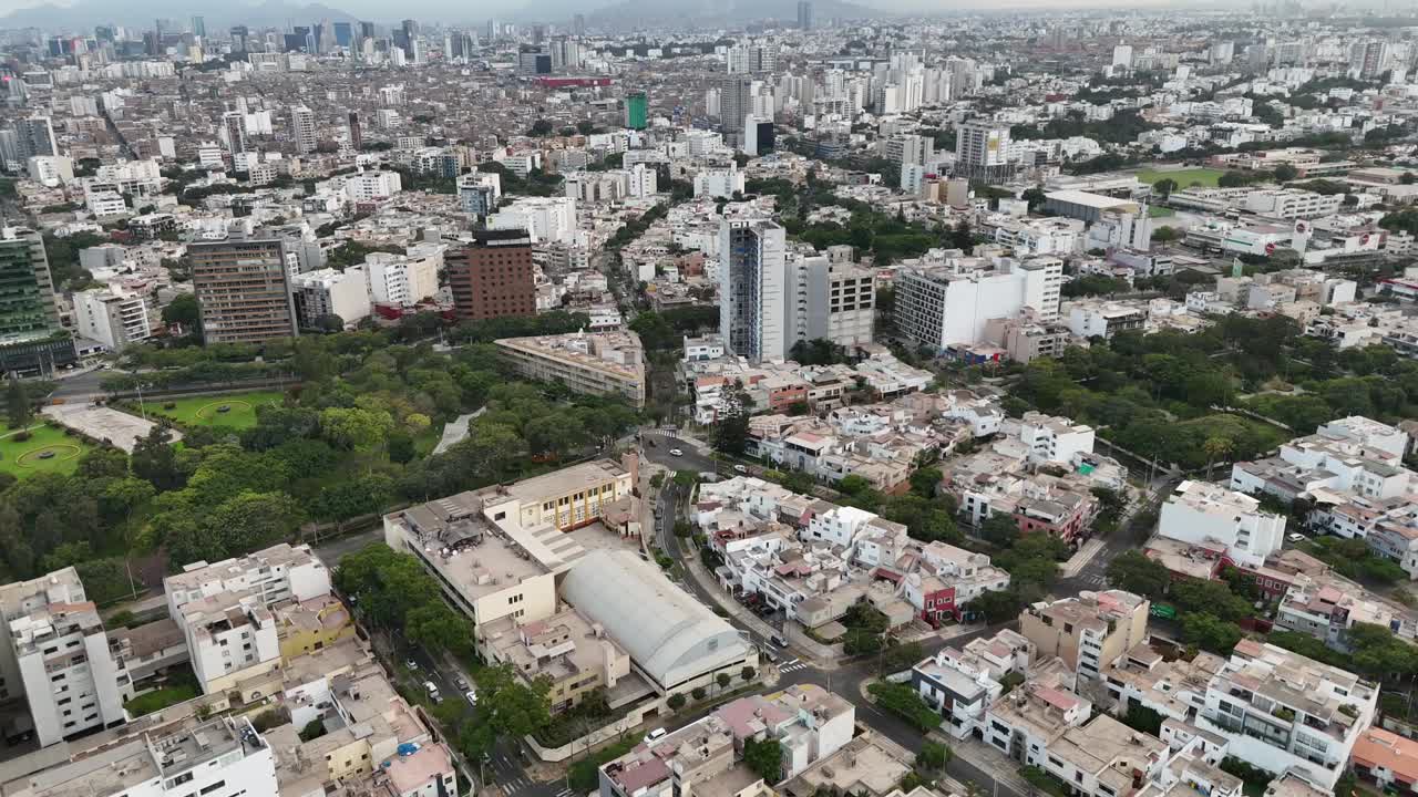 imágenes aéreas de drones de lima, la capital de perú en américa del sur, mireflores barranca.