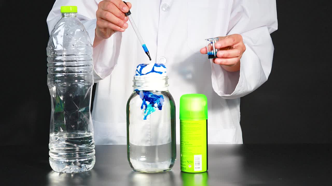 한 과학자 가 실험실 에서 면도제, 염료, 그리고 피 을 사용 하여 화학 반응 을 보여 준다