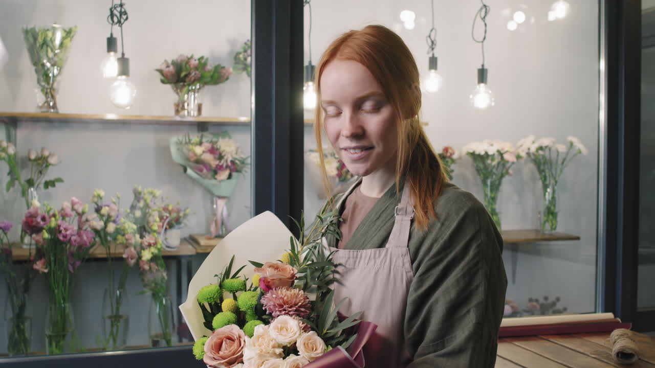 Ritratto di graziosa fiorista con bouquet di fiori