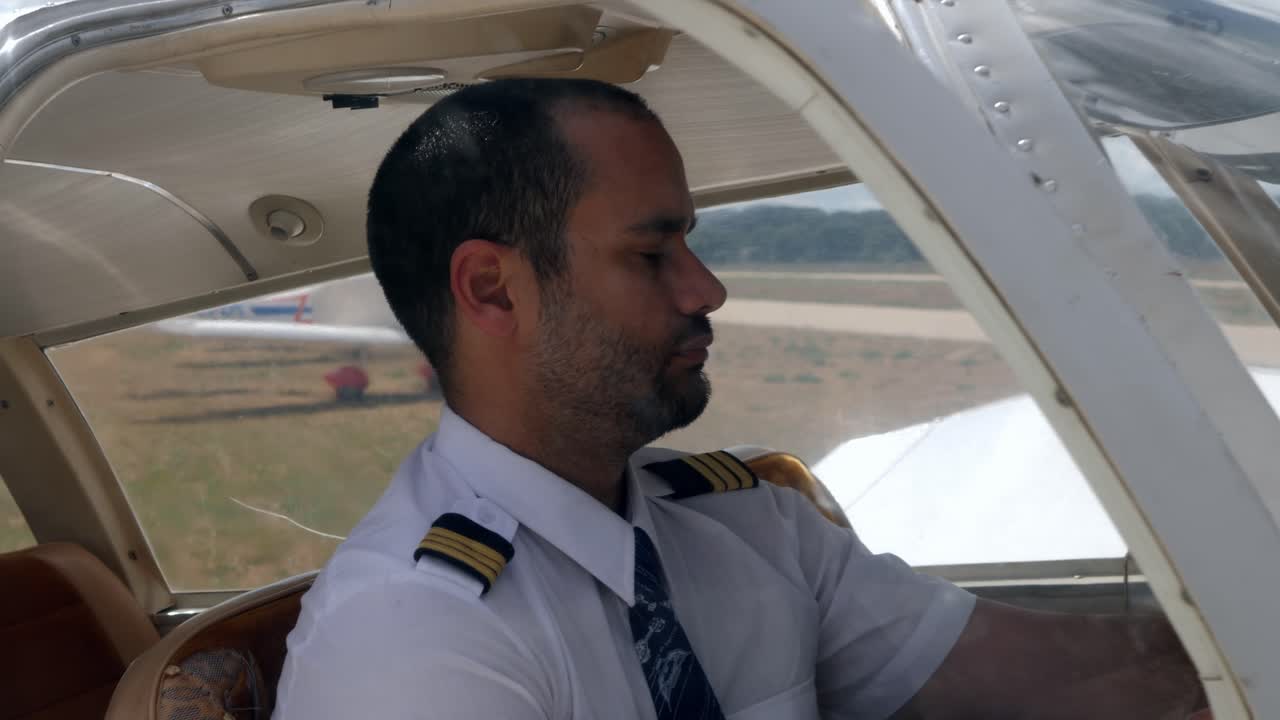 un piloto dentro de la cabina de su avión comprobando el panel de control