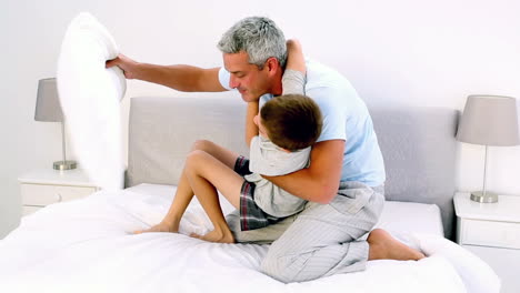 Vater-Und-Sohn-Bei-Einer-Kissenschlacht-Im-Bett