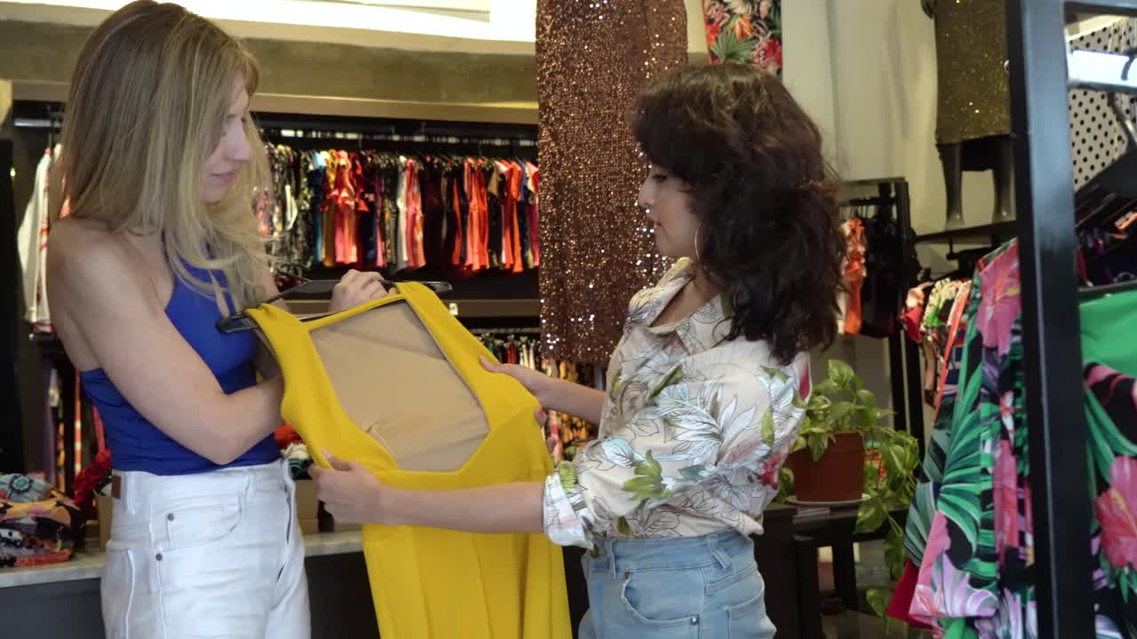 amor y moda: parejas lesbianas explorando tendencias