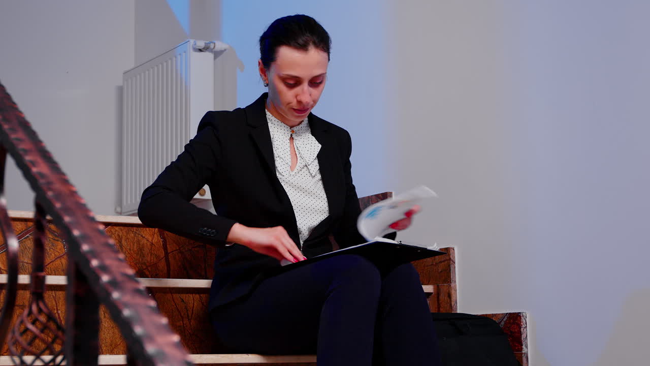 사업가 여성이 기한의 재정 보고서를 읽고 있습니다.