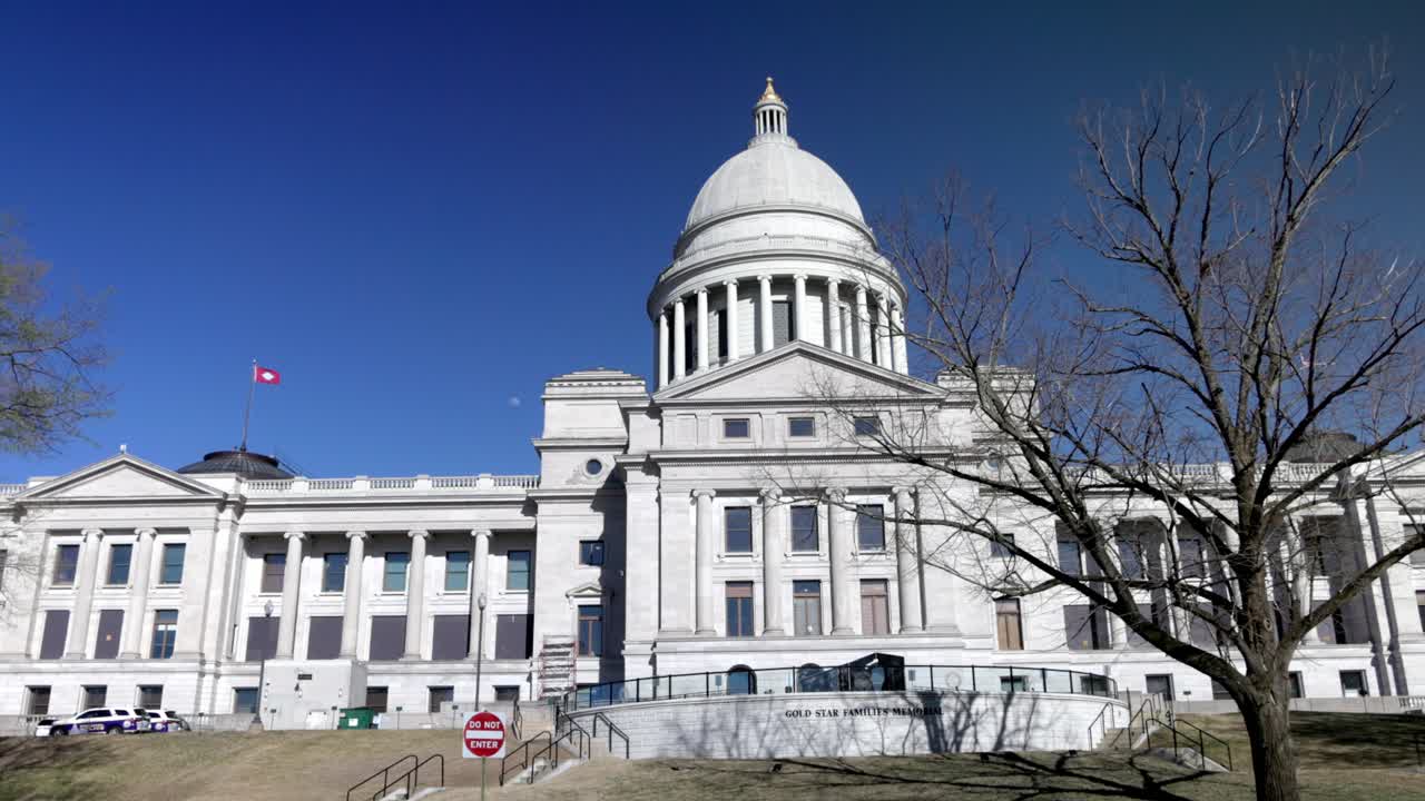아칸소 주 리틀 록 (little rock) 에 있는 아칸사스 주 의회 건물 (arkansas state capitol building) 은 스로모션으로 앞으로 걸어가는 발 비디오와 함께 클로즈업 (close-up) 이다.