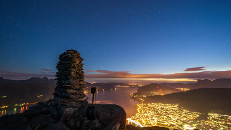 Hermoso-Timelapse-Nocturno-Desde-La-Cima-De-Una-Montaña