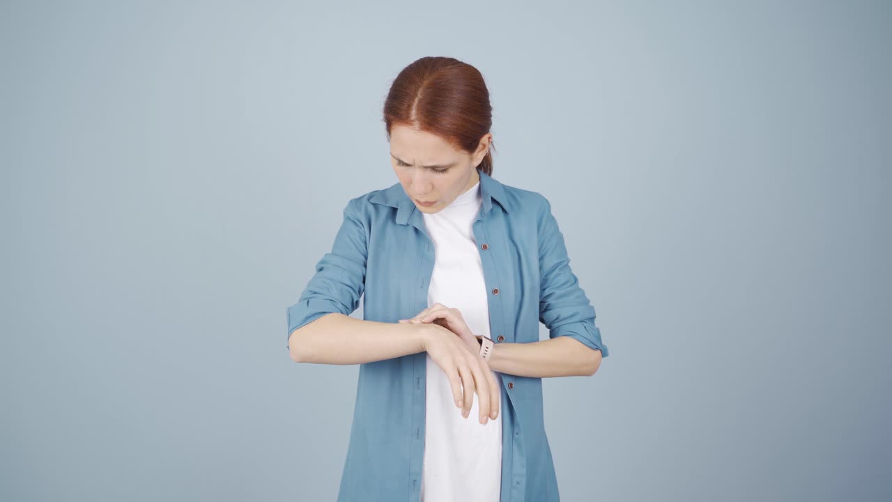 mujer enferma con problemas de erupción cutánea.