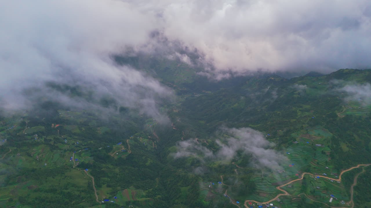 네팔의 도라카 (dolakh) 의 숨길 만한 드론 촬영, 구름은 울창한 초록색 풍경을 드러니다. 이 지역의 평화로운 환경과 자연의 아름다움, 초록색 지형을 보여줍니다.