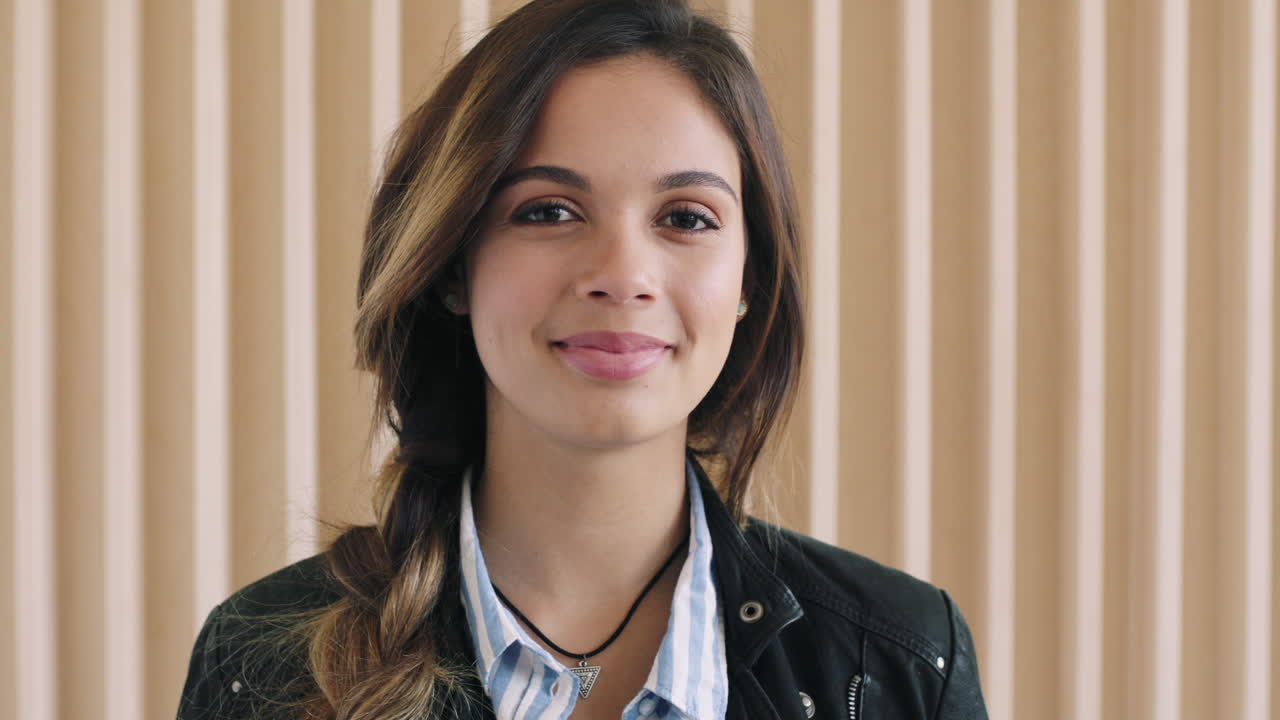 mujer, rostro y sonrisa para retrato en la pared