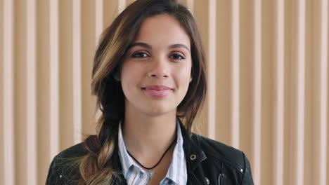 mujer, rostro y sonrisa para retrato en la pared