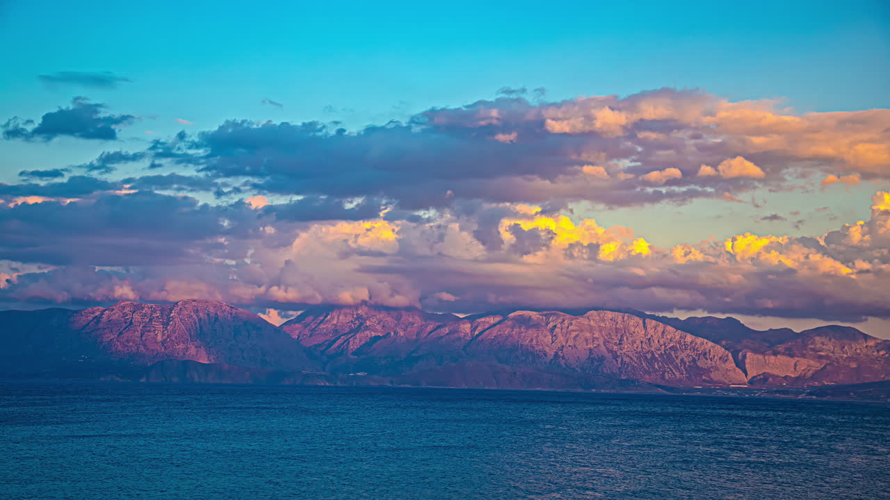 산과 바다 위에 해가 지는 것
