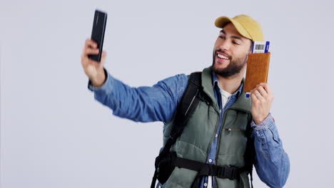 hombre, selfie y billete de viaje con pasaporte