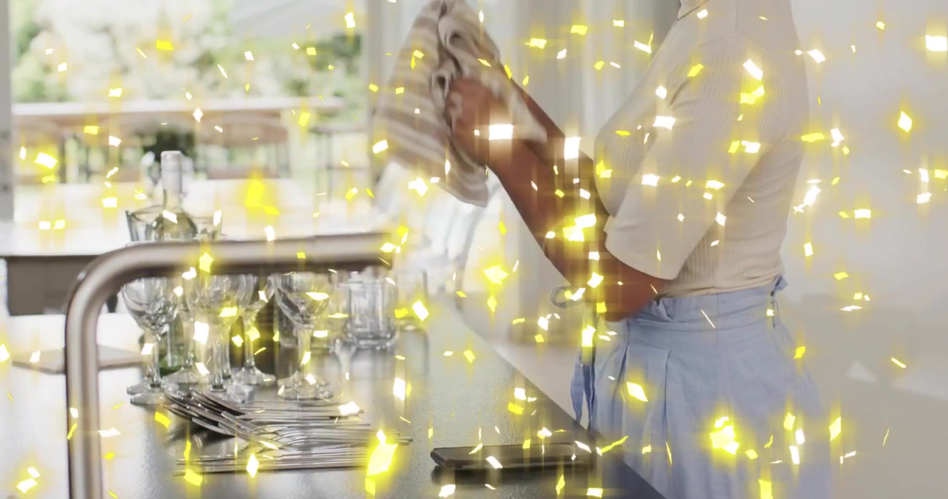 Kvinne løfter klut, pusser glass og arrangerer bestikk, med gnister som fremhever gjestfrihet