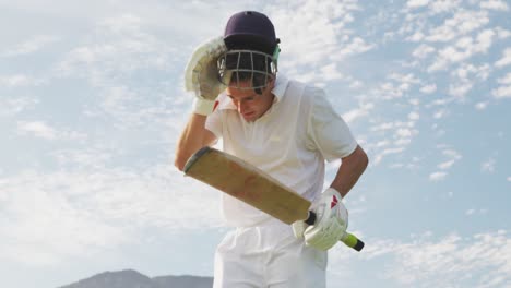 Cricketspieler-Aus-Der-Tiefwinkelansicht,-Der-Seinen-Helm-Abnimmt
