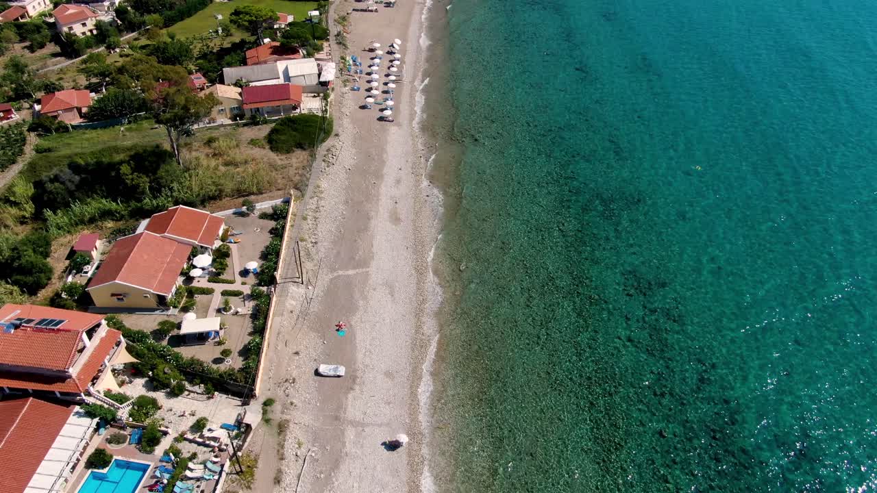 vista aérea de la playa de kontogialos en verano en corfú grecia
