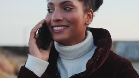 Afroamerikanisches-Mädchen,-Das-Mit-Dem-Mobiltelefon-Spricht.