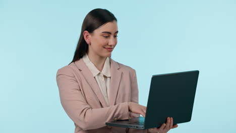 sonrisa, mecanografía y mujer de negocios en la computadora portátil