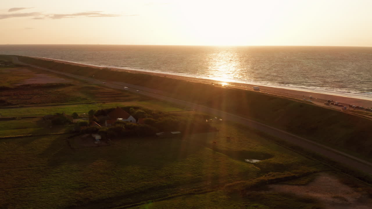 여름 일몰 동안 domburg의 해변