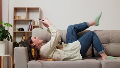 una chica joven en casa.