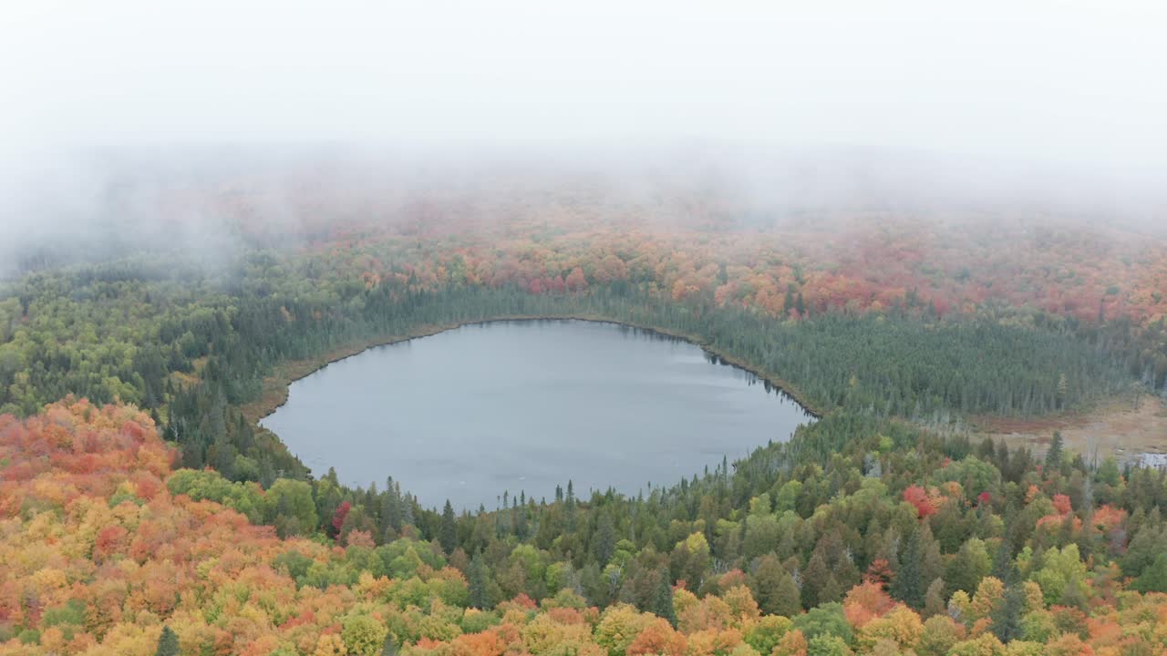 Ilmakuva Oberg-järven yllä Minnesotassa pilvisenä päivänä syksyllä.