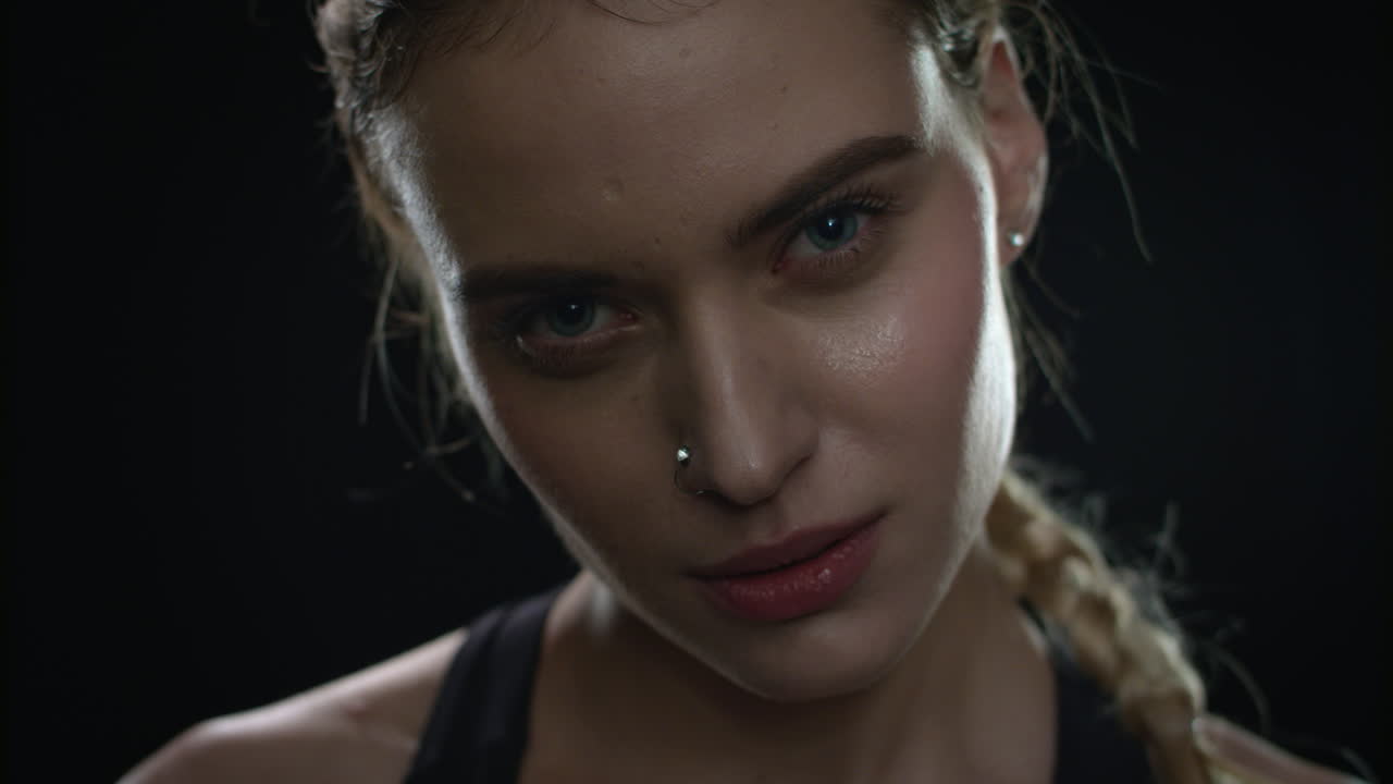 검은색 바탕에 있는 스포츠 여성