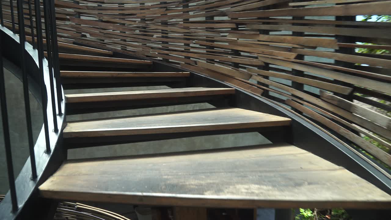 подняться по спиральной лестнице