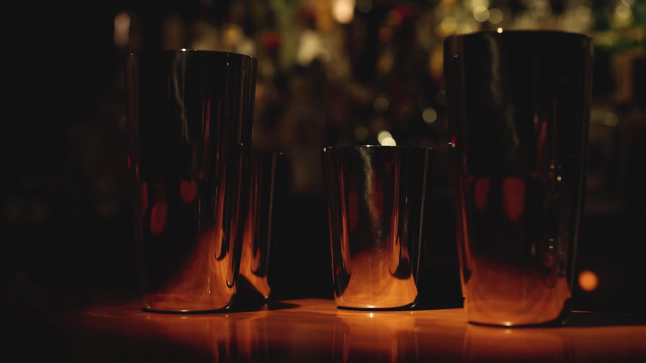 vasos de cerveza iluminados por la luz de las velas parpadeantes