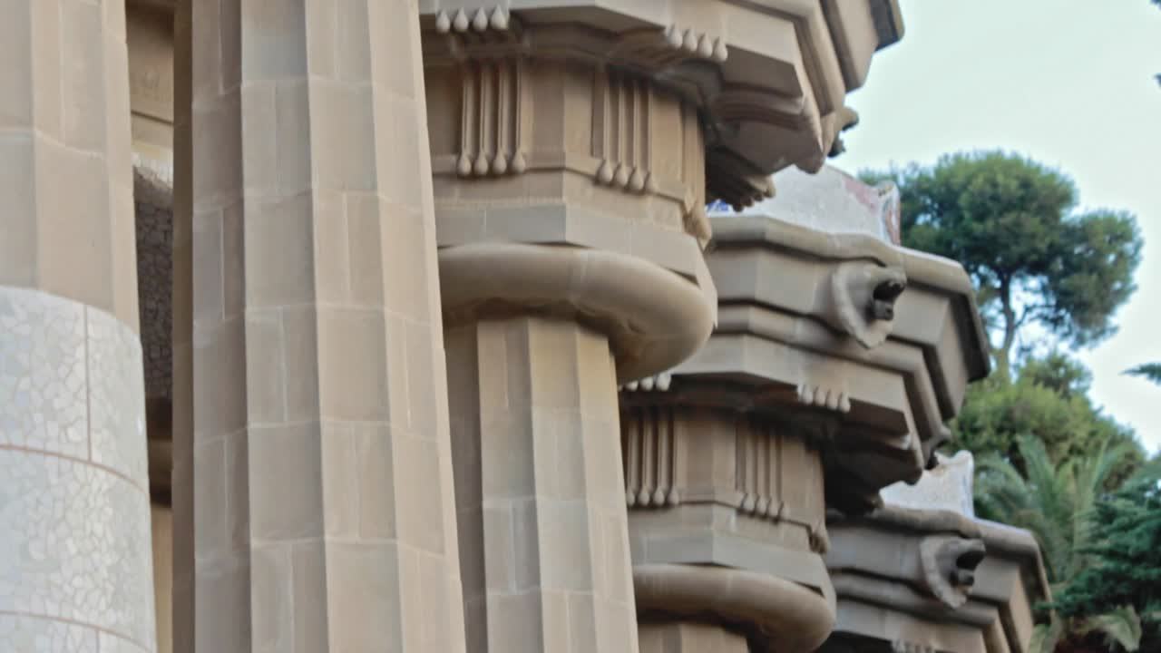 edificio de columnas y fachada monumento histórico en el parque guell barcelona