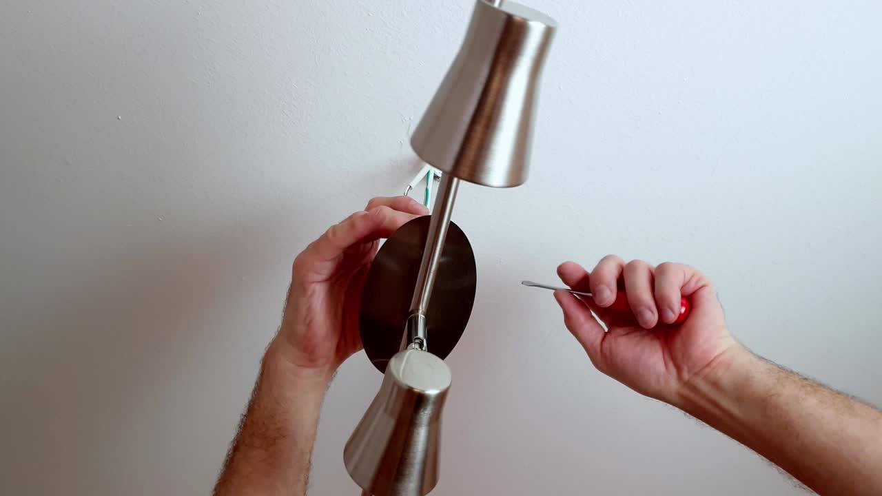 conectando una luz de techo a sus cables