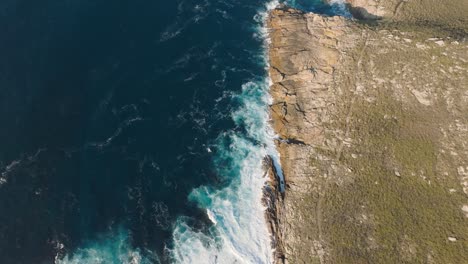 Sea-Waves-Hitting-The-Rocky-Coastline-Of-Peninsula-On-A-Sunny-Day-In-Malpica,-Spain