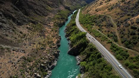 Carretera-Escénica-Junto-Al-Prístino-Río-Salvaje-Kawarau,-Paisaje-Del-Paisaje-Natural-De-Nueva-Zelanda