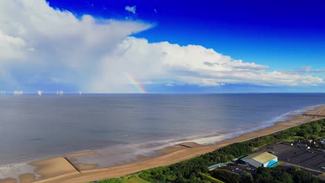스케그네스 (skegness) 의 해변 마을 위에 아오르는 폭풍