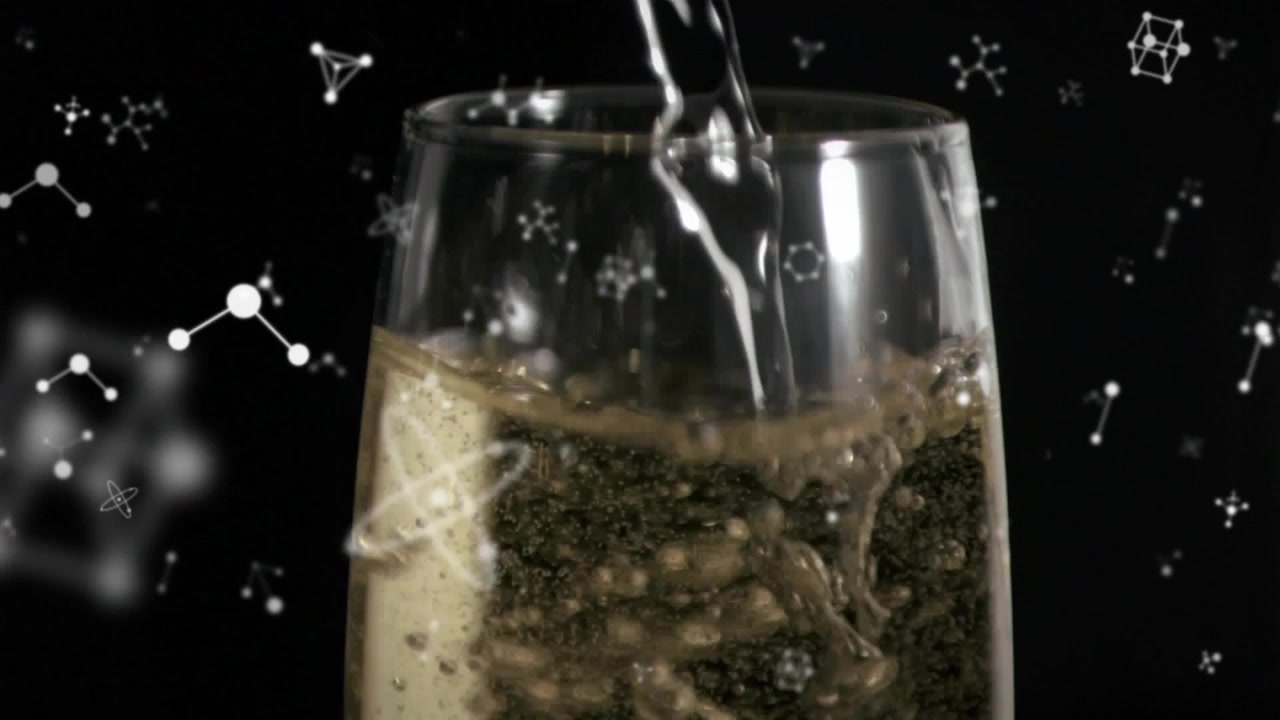 Versando liquido ambrato in un bicchiere, che si agita e forma bolle attorno alle molecole per la visualizzazione scientifica.