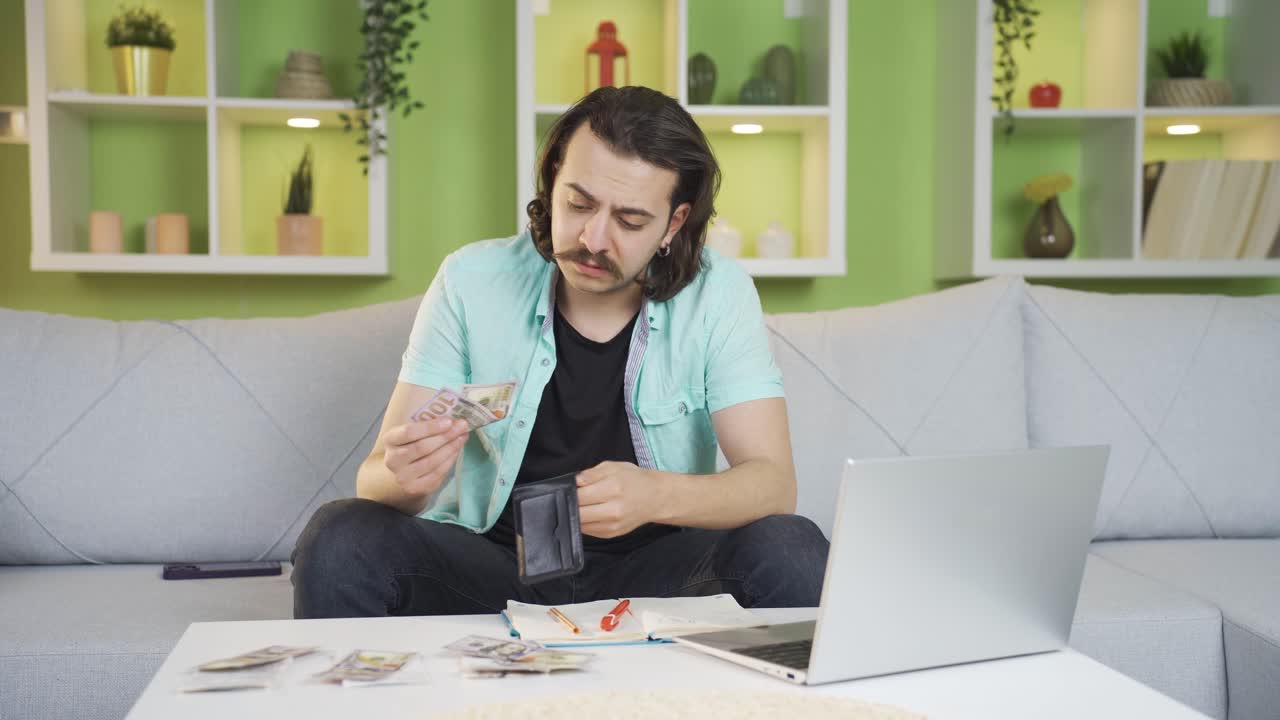 el joven está experimentando dificultades financieras, pobreza.