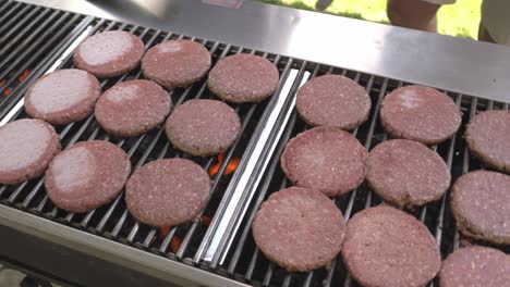 makro-aufnahmen von fleisch, das auf einem barbecue gegrillt wird, die die sizzling, rauchigen und saftigen details zeigen