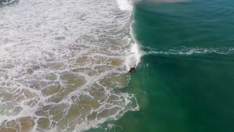 Luftdrohnenansicht-Von-Bobyboard,-Das-Spaß-An-Den-Perfekten-Wellen-In-Sintra-Hat