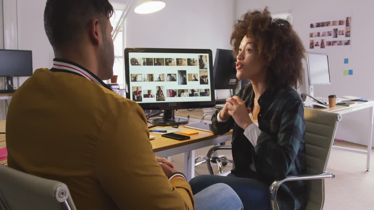 dos colegas discutiendo en la oficina creativa