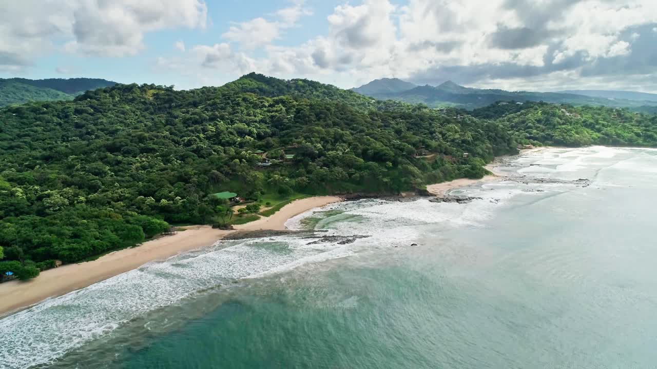 salida del sol cinematográfica aérea en la playa de san juan del sur, nicaragua