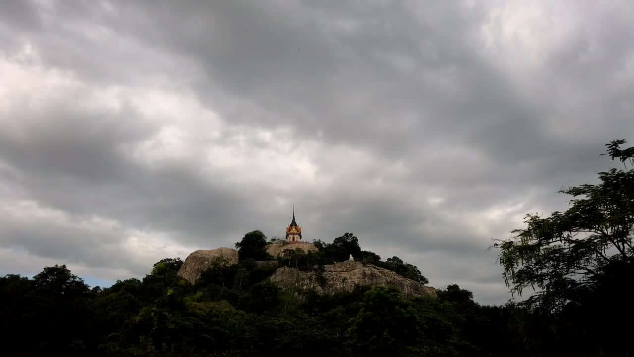 wat phra phutthachai es un destino turístico para extranjeros y ciudadanos tailandeses que buscan bendiciones
