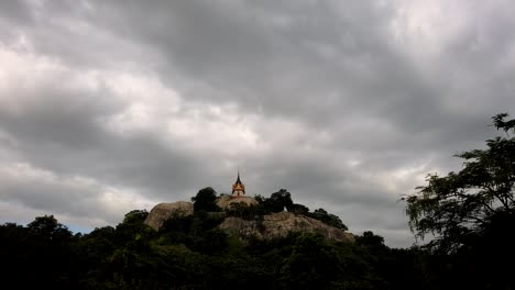 wat phra phut thachai 是一個旅遊景點, 吸引外國人和泰國人尋求祝福