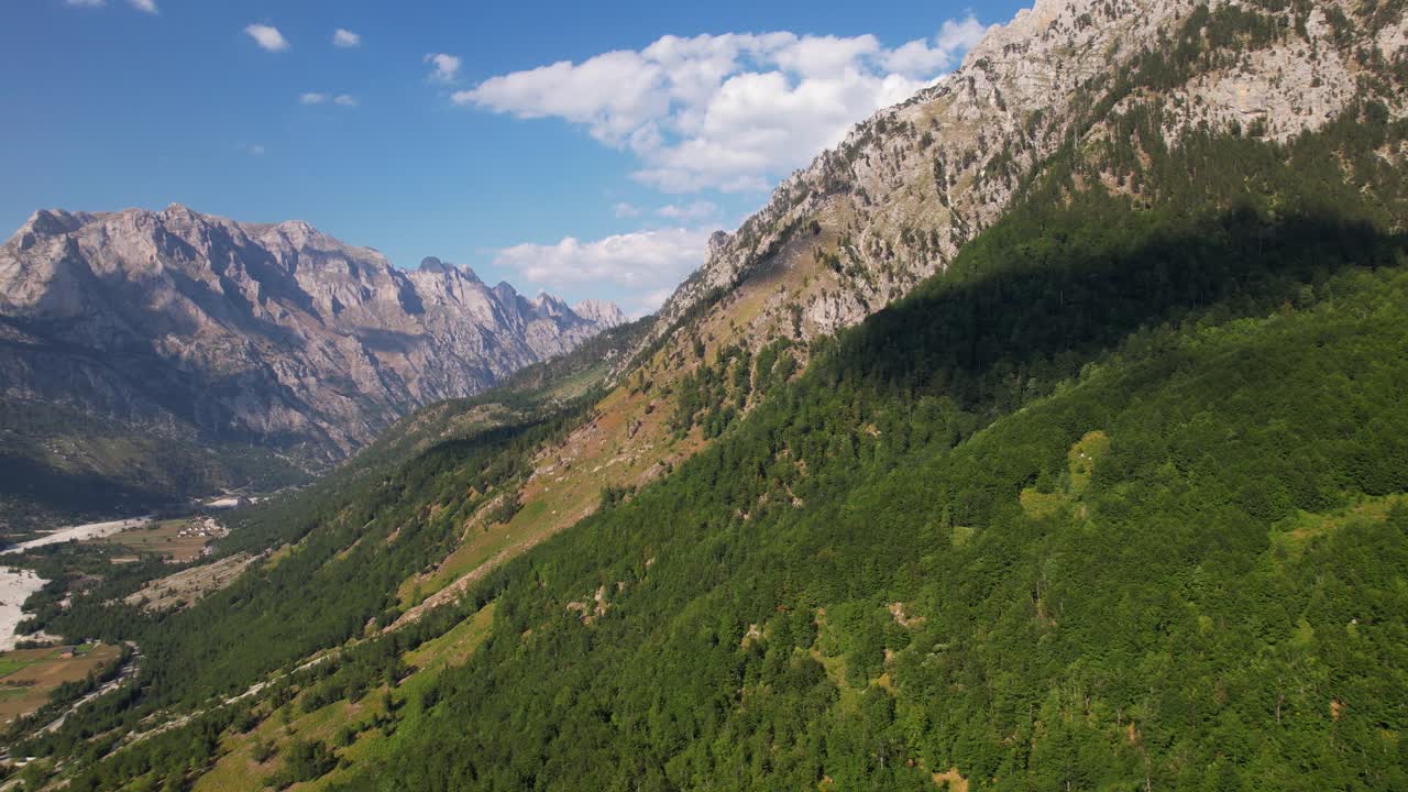 vuelo panorámico sobre el hermoso valle de valbona en los alpes albaneses con bosques verdes y montañas afiladas