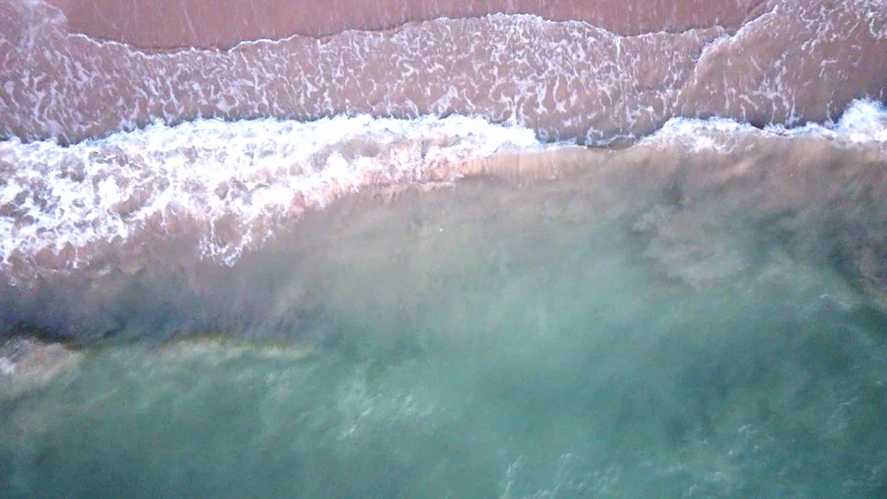 avión no tripulado volando sobre la increíble bahía de la costa de phuket en tailandia