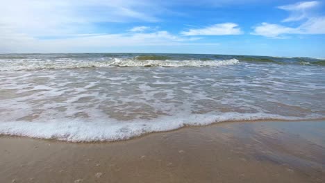 Suaves-Olas-En-La-Playa-Tiro-A-Cámara-Lenta