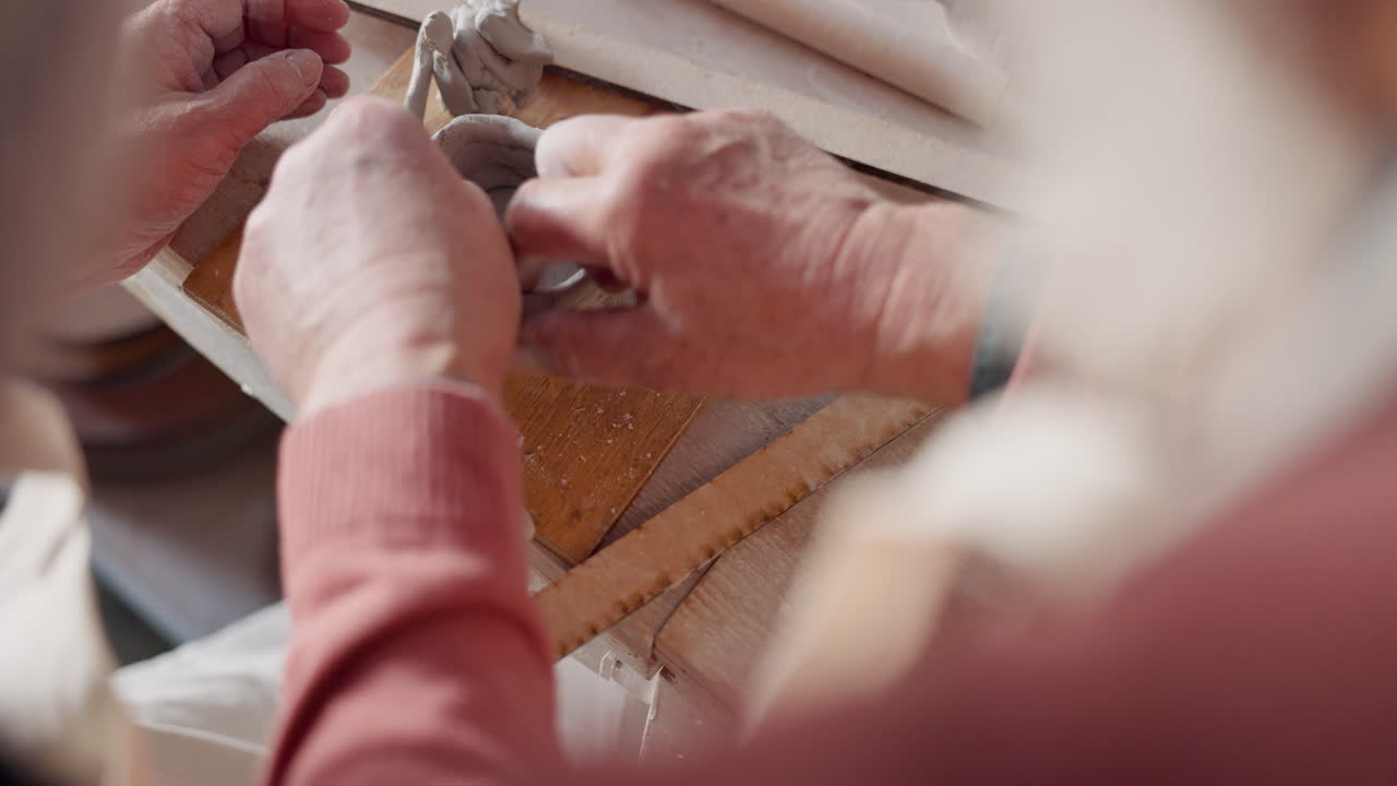 вид сверху, руки и керамический процесс глины в искусстве